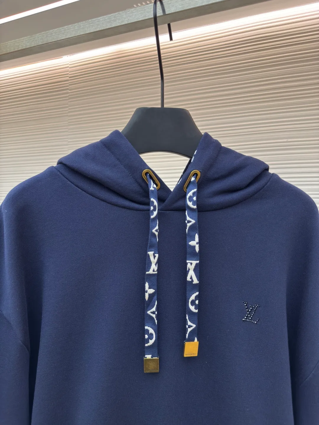 LOUIS VUITTON small logo logo hooded sweatshirt ●Authentic product: Purchased and developed for 12300 ●Item number: 1680308-A65 ●Fabric: pure cotton fabric ●Technology: jacquard production ●Version: fitted version ●Weight: about 870 grams ●Size: S-M-L-XL ●Description: Using pure cotton yarn for weaving, special weaving and finishing techniques are used. In addition, the production process of scale base fabric is relatively complicated and requires multiple processes to complete. The printing process combines the bright colors of glue printing with the characteristics of high-density elastic materials, allowing the printed pattern to better adapt to the expansion and contraction of the fabric. The hot brick process refers to the technology of fixing hot diamonds on clothing fabrics through high-temperature ironing, adding a unique visual effect. Accurately mark the location of the ironing tile pattern to ensure precision when ironing. Same style for men and women!